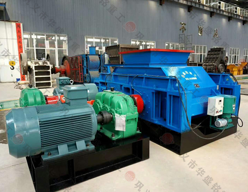 時(shí)產(chǎn)300噸石灰?guī)r對(duì)輥制砂機(jī)多少錢(qián)一臺(tái)？