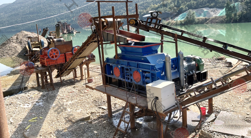 大型液壓對輥制砂機安裝現(xiàn)場